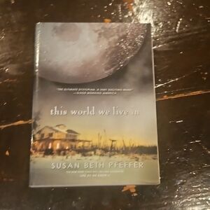 This World We Live In by Susan Beth Pfeffer - Paperback